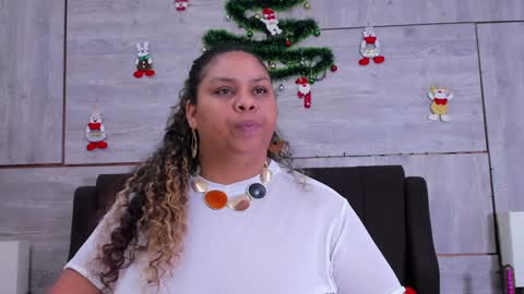 Snapshot of lynn_and_esteban chatting on December 2024 05:25:01 AM Lynn jonnes online show from December 2024 05:25:01 AM