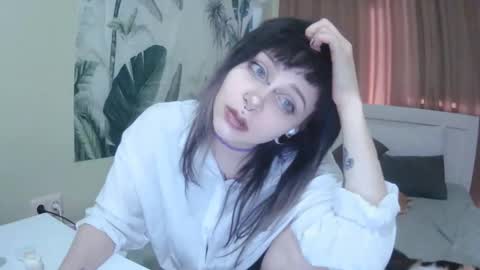 Snapshot of lynncottingham chatting on September 2025 01:32:01 PM Kira online show from September 2025 01:32:01 PM