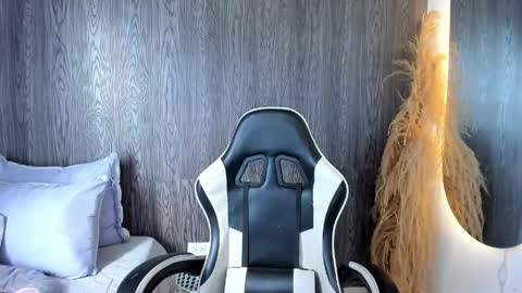 lyralux10 online show from April 2026 04:52:02 PM