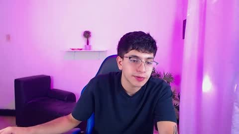 Snapshot of maax_18 chatting on April 2026 01:34:01 PM Max online show from April 2026 01:34:01 PM