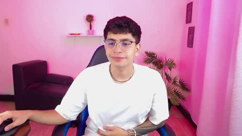 Snapshot of maax_18 chatting on April 2026 01:55:02 PM Max online show from April 2026 01:55:02 PM