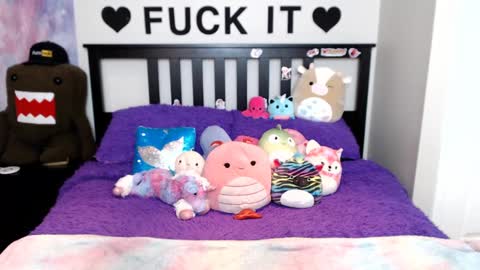 Mackenzie Wolfe online show from September 2025 06:26:02 AM