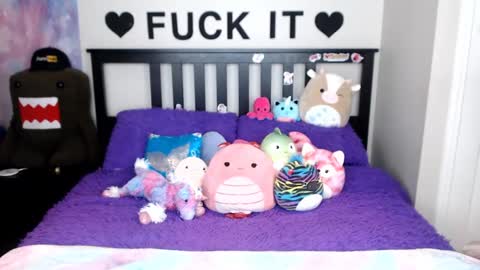 Mackenzie Wolfe online show from October 2025 04:07:02 AM