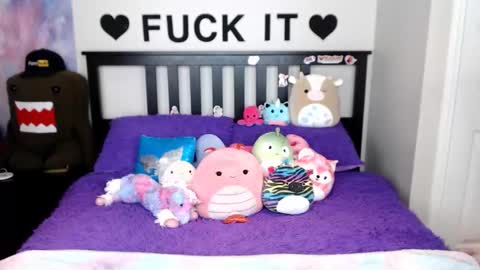 Mackenzie Wolfe online show from December 2025 04:40:02 AM