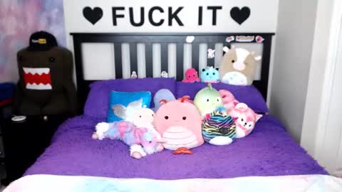 Mackenzie Wolfe online show from December 2025 05:58:01 AM