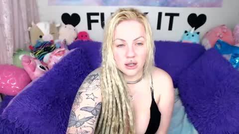 Mackenzie Wolfe online show from July 2026 05:10:01 AM