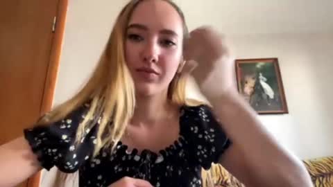 Snapshot of madalyneaks chatting on April 2026 06:03:02 AM Lilo online show from April 2026 06:03:02 AM