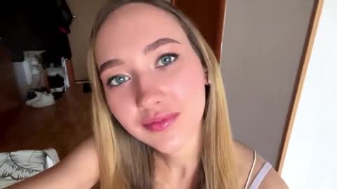 Snapshot of madalyneaks chatting on April 2026 06:19:01 AM Lilo online show from April 2026 06:19:01 AM