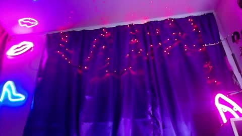Snapshot of maddilust chatting on April 2026 05:30:01 PM Miss Lust online show from April 2026 05:30:01 PM