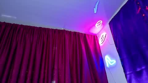 Snapshot of maddilust chatting on May 2026 07:00:01 PM Miss Lust online show from May 2026 07:00:01 PM