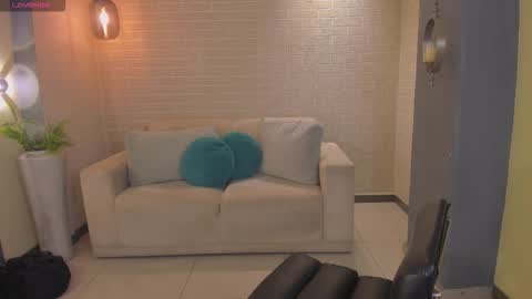 Maddi Collins online show from October 2025 02:01:01 AM