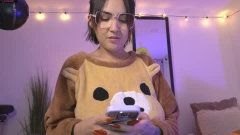 Maeve  schedule 11 am- 530 pm colombia time  online show from December 2024 11:10:01 PM