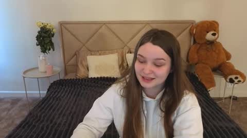 Snapshot of magicpeachhs chatting on March 2026 07:03:02 AM Emily online show from March 2026 07:03:02 AM