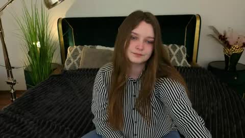 Snapshot of magicpeachhs chatting on March 2026 06:36:01 AM Emily online show from March 2026 06:36:01 AM