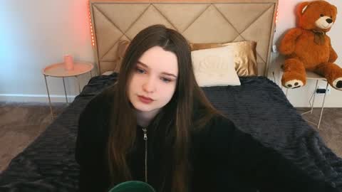 Snapshot of magicpeachhs chatting on April 2026 06:13:01 AM Emily online show from April 2026 06:13:01 AM