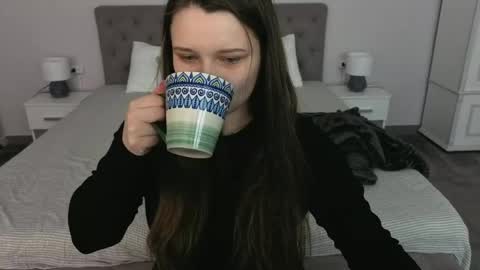 Snapshot of magicpeachhs chatting on April 2026 05:43:01 AM Emily online show from April 2026 05:43:01 AM