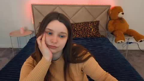 Snapshot of magicpeachhs chatting on April 2026 05:38:02 AM Emily online show from April 2026 05:38:02 AM