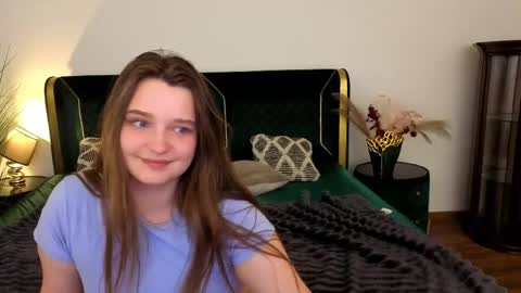 Snapshot of magicpeachhs chatting on May 2026 04:26:01 PM Emily online show from May 2026 04:26:01 PM