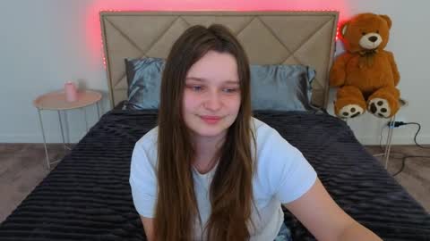 Snapshot of magicpeachhs chatting on May 2026 05:59:01 AM Emily online show from May 2026 05:59:01 AM