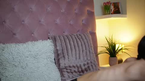  Maia  online show from October 2025 08:20:01 PM