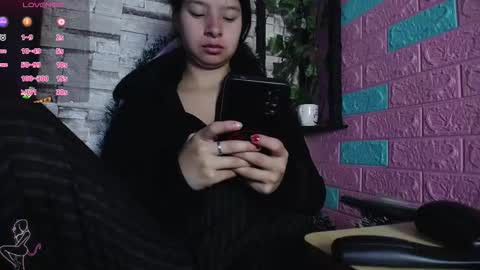 Snapshot of maily_can chatting on December 2025 12:33:02 PM MAILY CAN online show from December 2025 12:33:02 PM