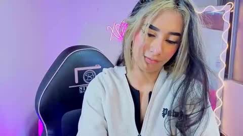 Snapshot of malory_tay chatting on November 2025 07:01:02 PM Malory online show from November 2025 07:01:02 PM