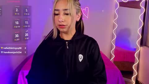 Snapshot of malory_tay chatting on November 2025 11:43:02 AM Malory online show from November 2025 11:43:02 AM