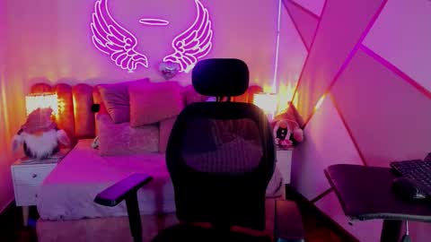   online show from December 2025 07:32:01 PM