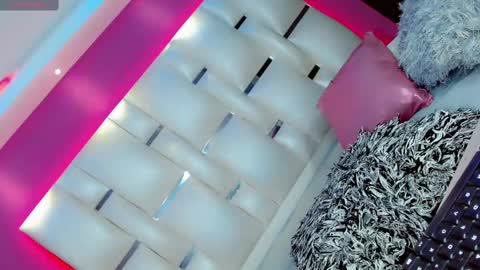 Manuela Kingsley online show from February 2025 08:44:01 PM