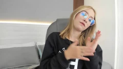 mara_33 online show from December 2025 08:14:01 PM