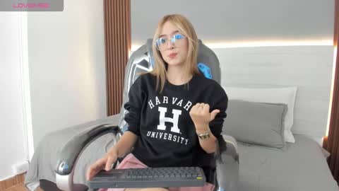 mara_33 online show from December 2025 08:04:01 PM