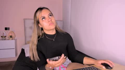 Mariana Roe online show from December 2024 01:41:01 PM