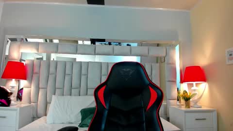 mariiahneedles online show from November 2025 02:32:02 AM