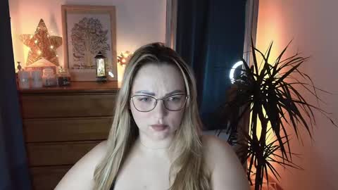 Snapshot of marrygrayes chatting on February 2025 10:21:01 PM Maria online broadcast from Tuesday to Suturday from 6 pm to 12 pm Germany time Sunday-Monday offline online show from February 2025 10:21:01 PM