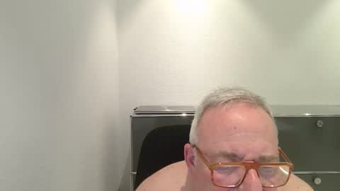 martin_1947 online show from December 2025 10:38:02 PM