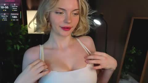 Snapshot of marycalder chatting on April 2026 01:06:02 AM Mary online show from April 2026 01:06:02 AM