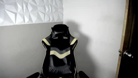 Snapshot of mathiass_twinkk_ chatting on April 2026 05:14:01 AM MATHIAS online show from April 2026 05:14:01 AM