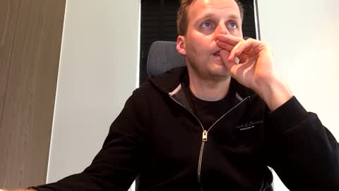 Max take off clothes online show from February 2025 10:37:02 AM