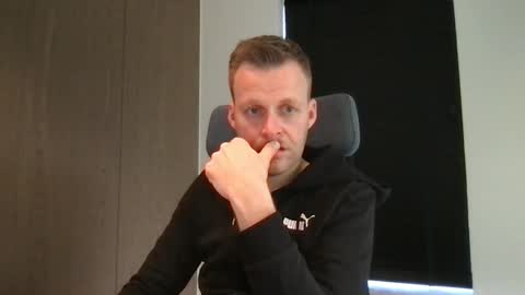 Max take off clothes online show from February 2025 09:32:02 AM