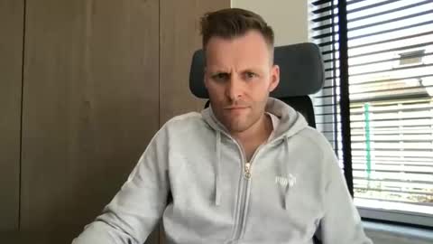 Max take off clothes online show from March 2026 01:26:01 PM