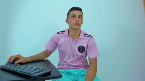 Snapshot of max_wild01 chatting on May 2026 01:14:02 AM MAX online show from May 2026 01:14:02 AM