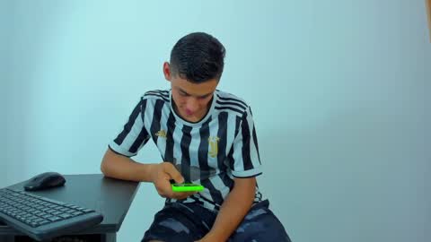 Snapshot of max_wild01 chatting on May 2026 09:02:02 PM MAX online show from May 2026 09:02:02 PM