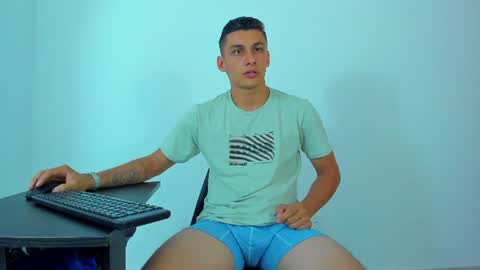Snapshot of max_wild01 chatting on June 2026 02:47:01 AM MAX online show from June 2026 02:47:01 AM