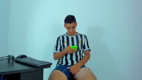 Snapshot of max_wild01 chatting on June 2026 05:02:02 AM MAX online show from June 2026 05:02:02 AM