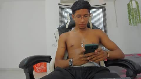 Snapshot of maxvibe420 chatting on September 2025 08:32:01 PM maxvibe420 online show from September 2025 08:32:01 PM