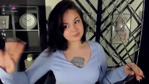 Woman online show from December 2024 01:55:01 PM