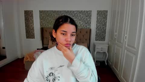 Snapshot of mayaa_ross chatting on September 2025 02:04:02 AM Maya online show from September 2025 02:04:02 AM