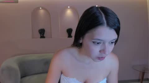 M A Y A    H O F F M A N online show from December 2025 11:05:01 AM