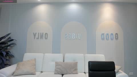 M A Y A    H O F F M A N online show from February 2026 11:08:01 AM