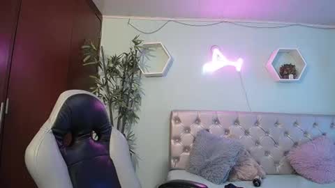 Snapshot of maylin_hornyy19 chatting on July 2026 04:19:01 AM Maylin online show from July 2026 04:19:01 AM